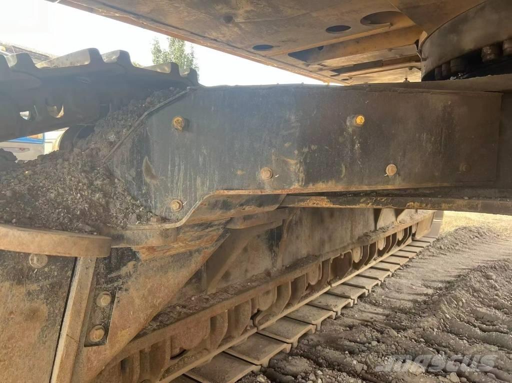 CAT 374 Vikšriniai ekskavatoriai