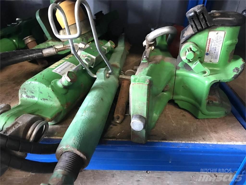 John Deere 6215R Traktoriai