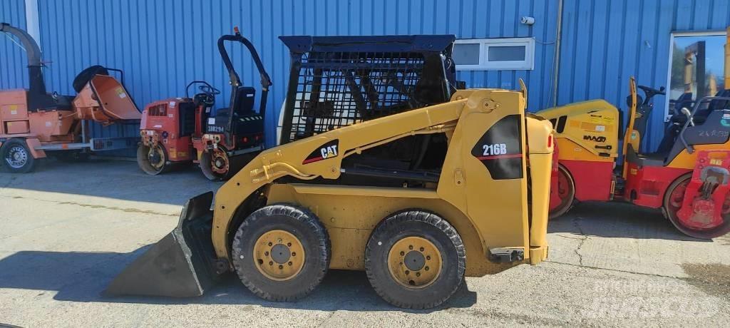CAT 216 Krautuvai su šoniniu pasukimu