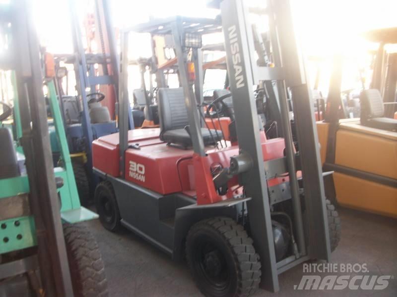 Nissan UGJ02M30 LPG (dujiniai) krautuvai