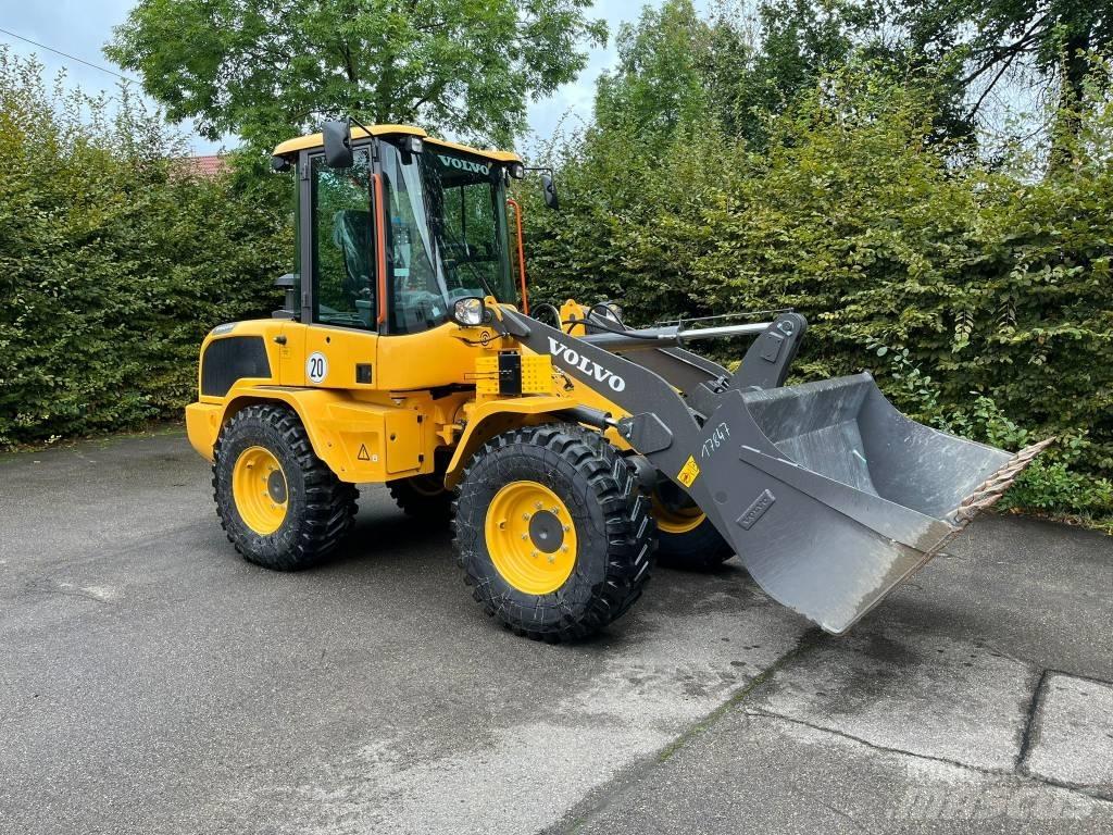 Volvo L 30 H Naudoti ratiniai krautuvai