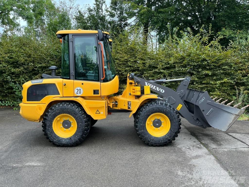 Volvo L 30 H Naudoti ratiniai krautuvai