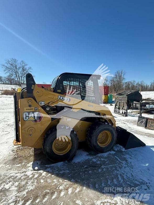 CAT 242D3 Krautuvai su šoniniu pasukimu