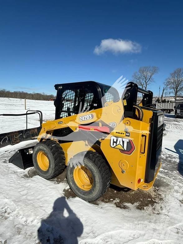 CAT 242D3 Krautuvai su šoniniu pasukimu