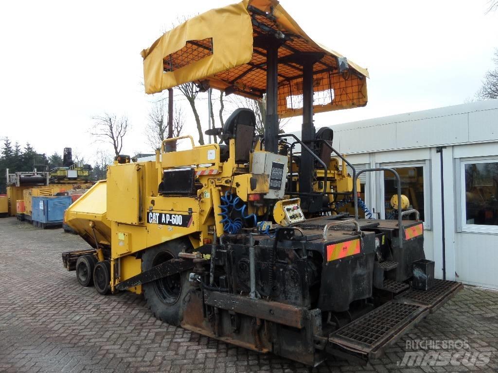 CAT AP 600 Asfalto klotuvai