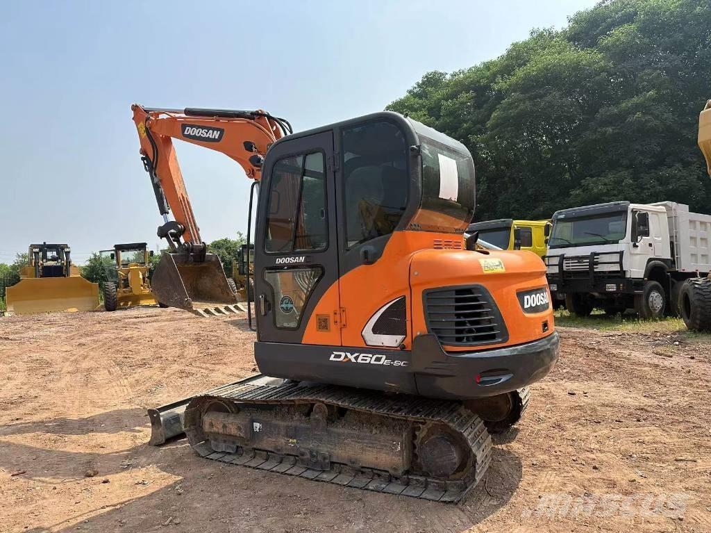 Doosan DX 60 Vikšriniai ekskavatoriai