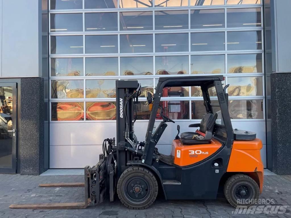 Doosan D30GP Šakiniai krautuvai - Kita