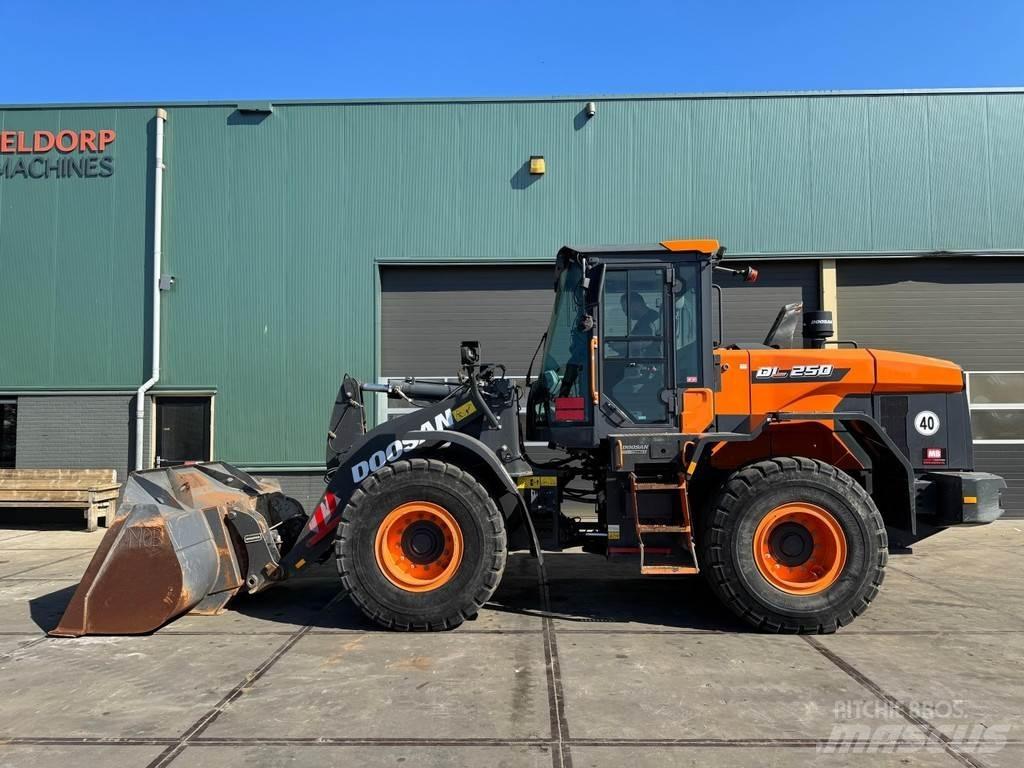 Doosan DL250-7 Naudoti ratiniai krautuvai