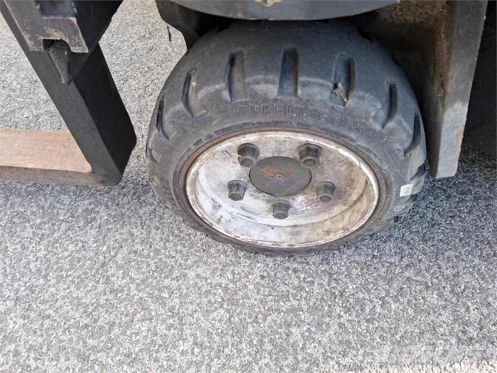 Combilift C3000CB Šakiniai krautuvai su privažiavimu iš visų keturių pusių