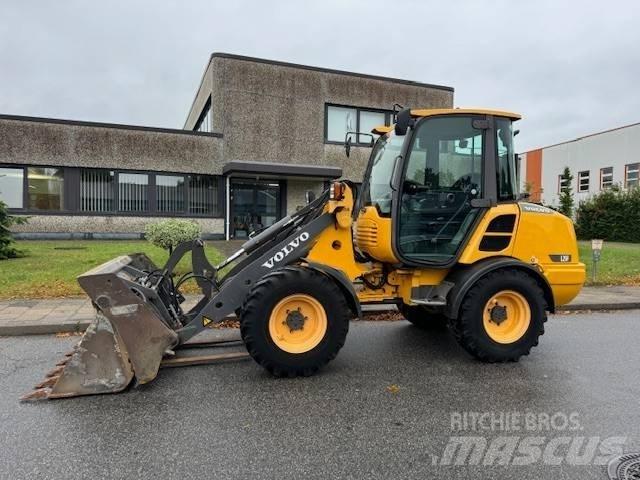 Volvo L 25 F Naudoti ratiniai krautuvai