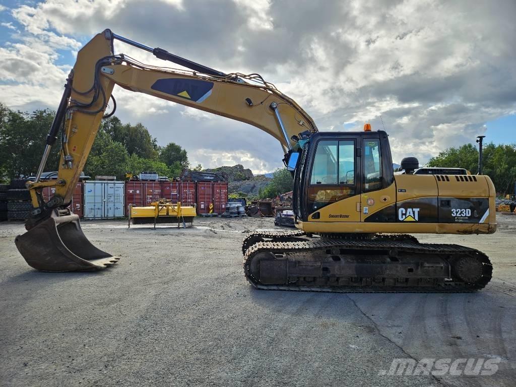 CAT 323 Vikšriniai ekskavatoriai