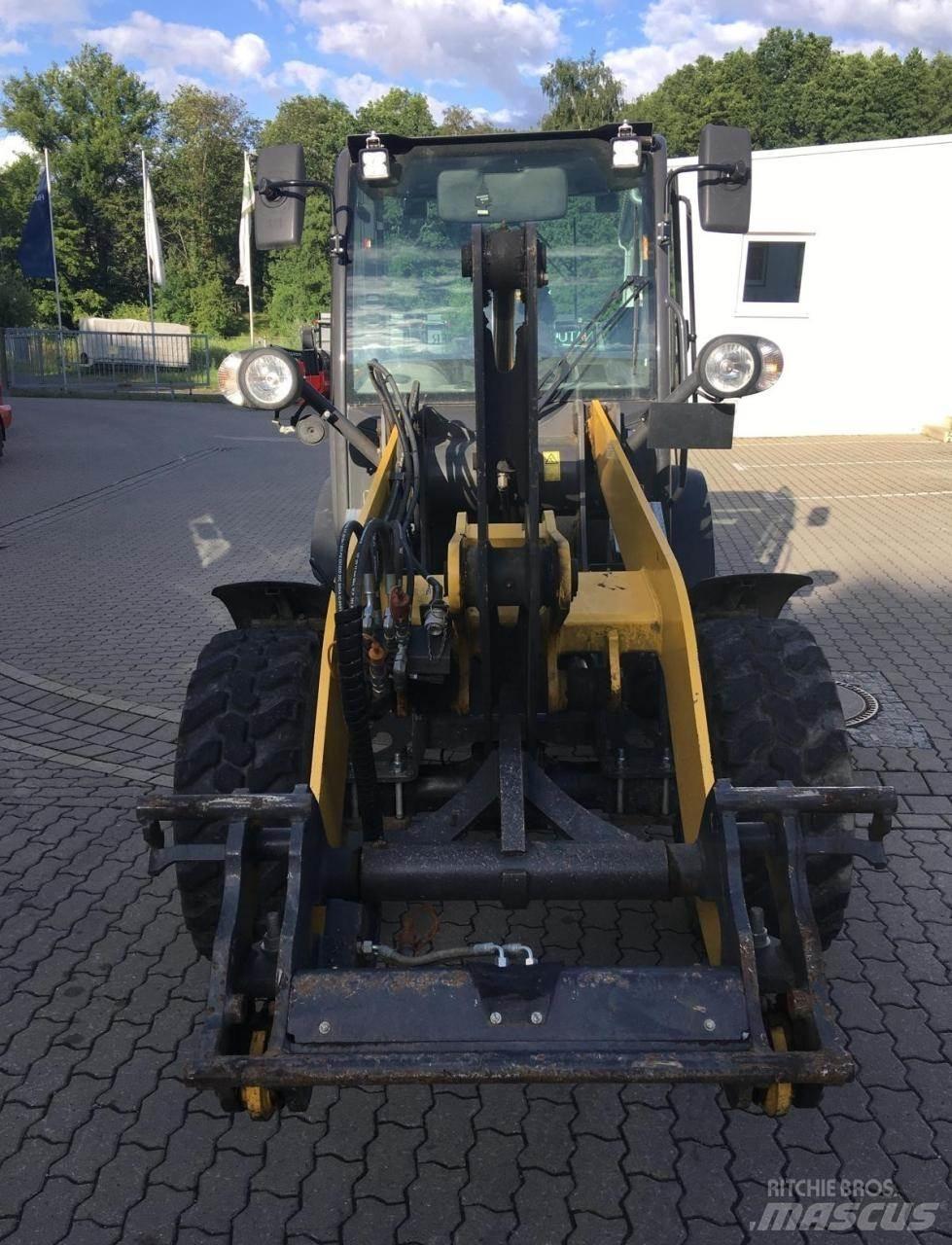 New Holland W50c Naudoti ratiniai krautuvai