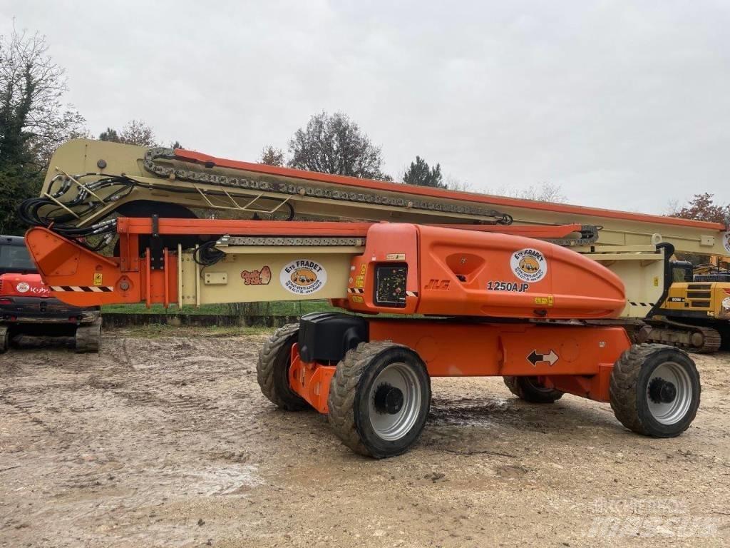 JLG 1250 AJP Alkūniniai keltuvai