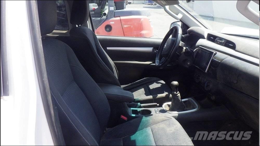 Toyota Hilux 4 Pikapai / Bortiniai sunkvežimiai