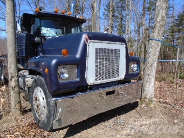 Mack RS797LST Pagalbos kelyje automobiliai