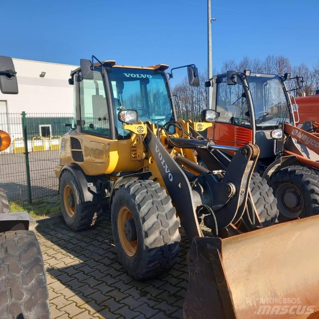Volvo L 28 F Naudoti ratiniai krautuvai
