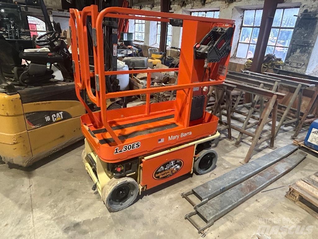 JLG 1230 ES Vertikalūs stiebiniai keltuvai