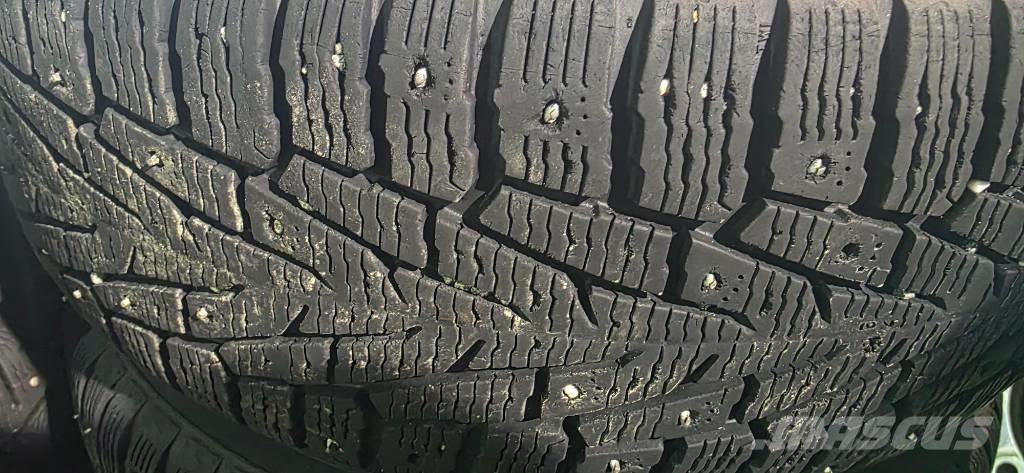 Toyota Hilux Pikapai / Bortiniai sunkvežimiai