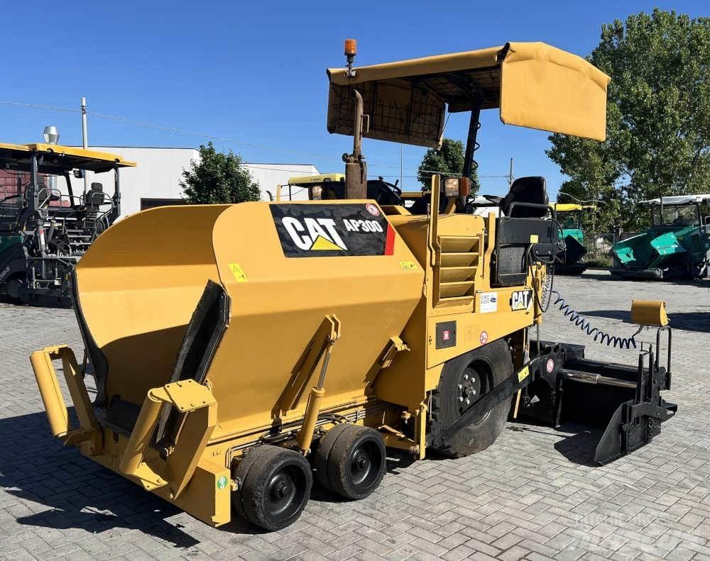 CAT AP 300 Asfalto klotuvai
