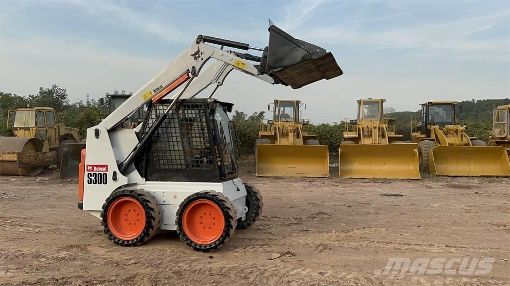 Bobcat S 300 Krautuvai su šoniniu pasukimu
