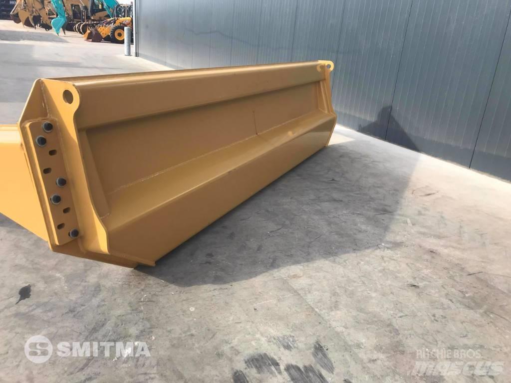 CAT 740 Galiniai žibintai