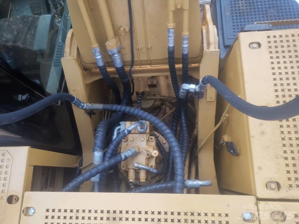 CAT 330 D Vikšriniai ekskavatoriai
