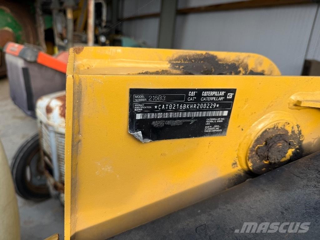 CAT 216 B 3 Krautuvai su šoniniu pasukimu