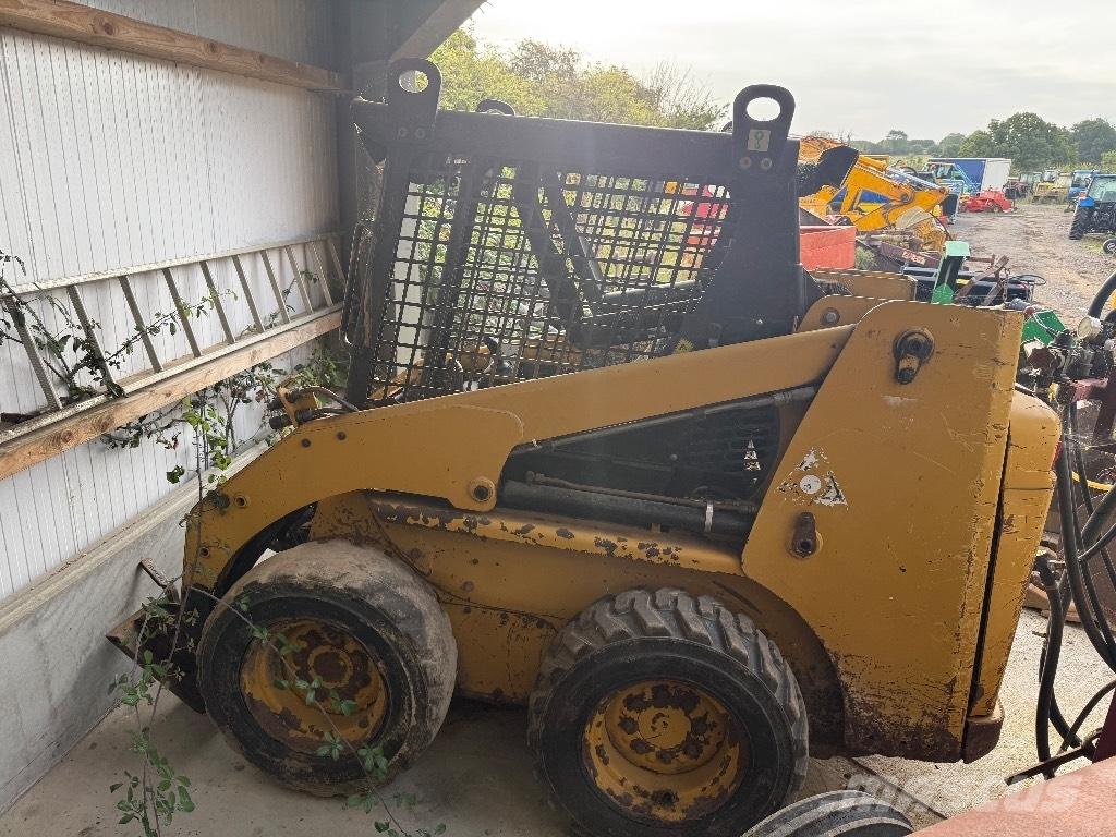 CAT 216 B 3 Krautuvai su šoniniu pasukimu