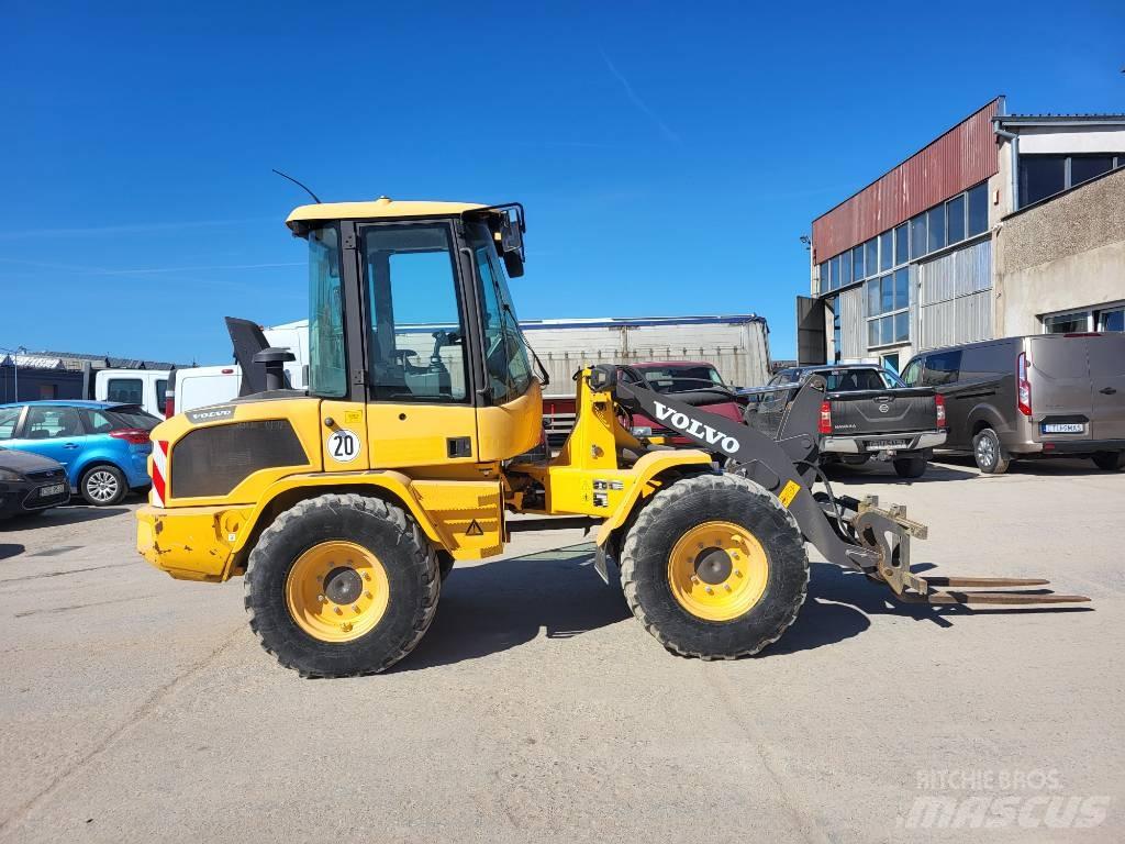 Volvo L 30 G Naudoti ratiniai krautuvai