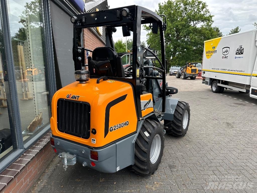 GiANT G2500HD Daugiafunkciniai pakrovėjai