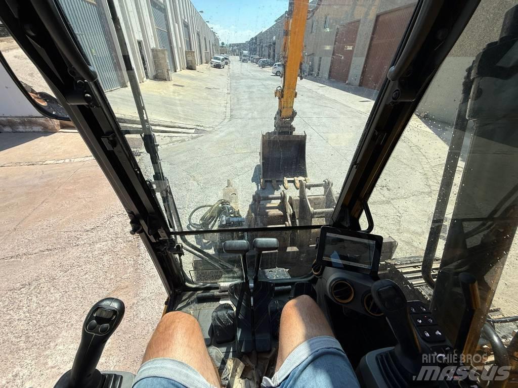 JCB 131 X LCD Vikšriniai ekskavatoriai