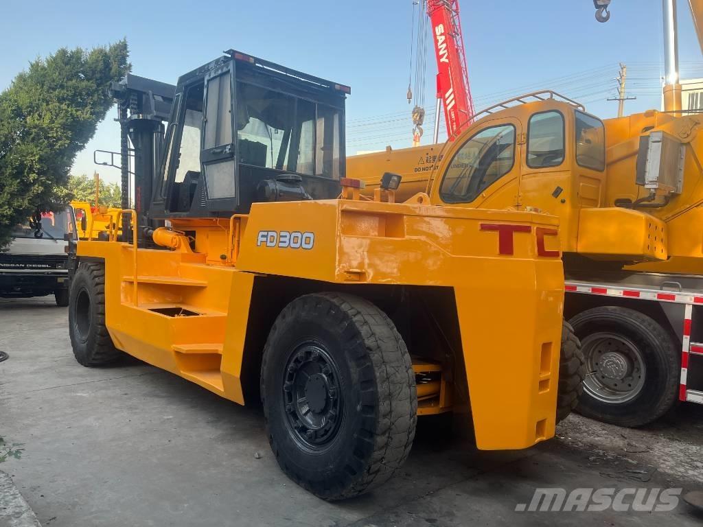 TCM FD 30 Dyzeliniai krautuvai