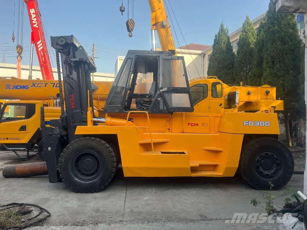 TCM FD 30 Dyzeliniai krautuvai