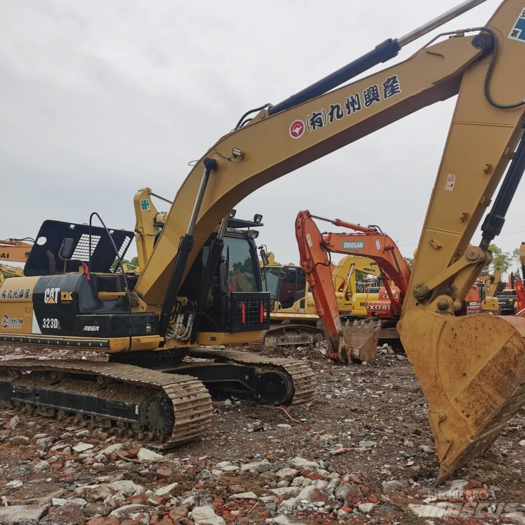 CAT 323DL Vikšriniai ekskavatoriai