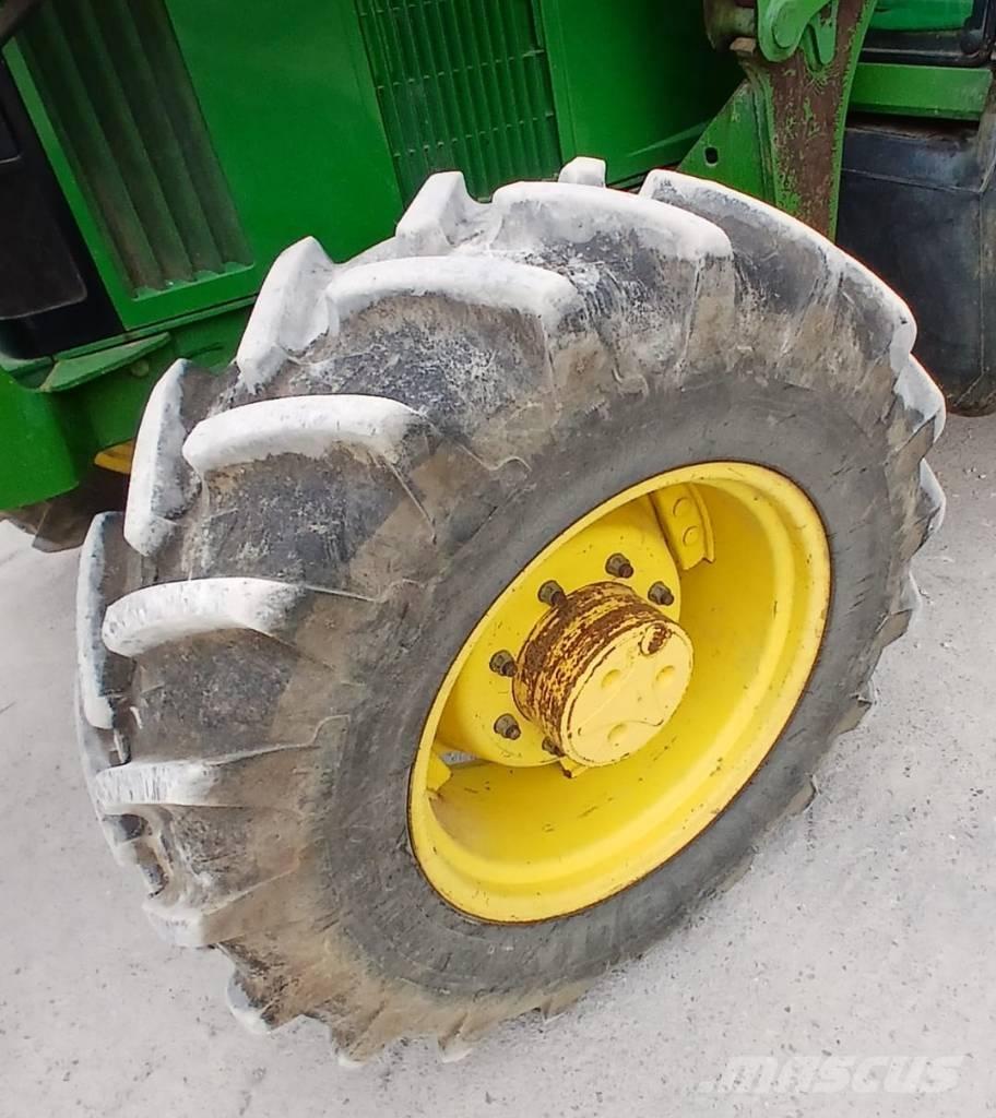 John Deere 6110 Traktoriai
