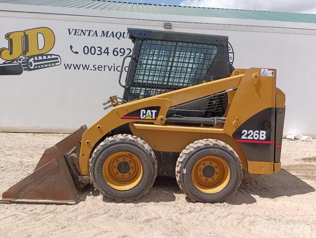 CAT 226 B Krautuvai su šoniniu pasukimu