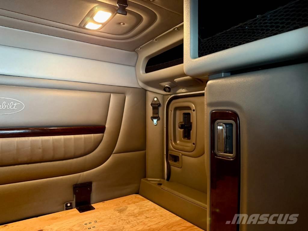 Peterbilt 389 PRIDE Naudoti vilkikai