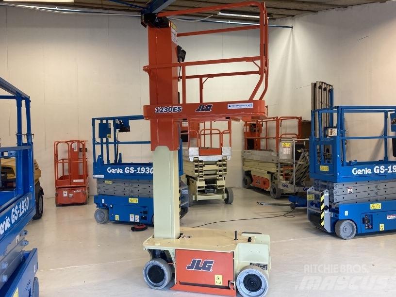 JLG 1230 ES Vertikalūs stiebiniai keltuvai