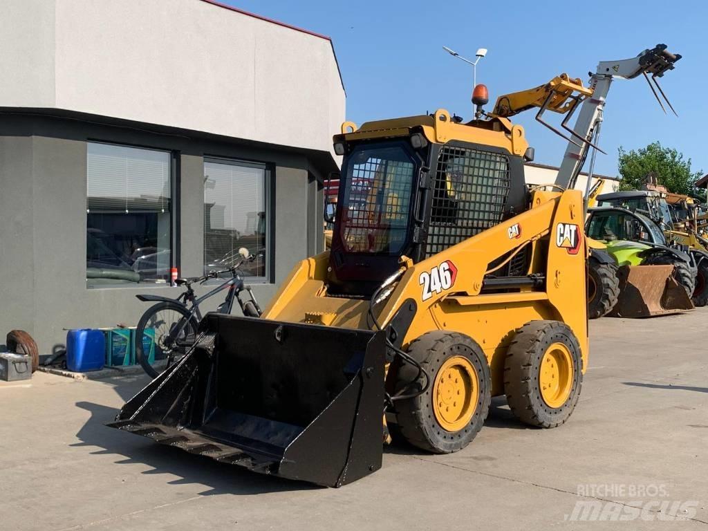 CAT 246 Krautuvai su šoniniu pasukimu