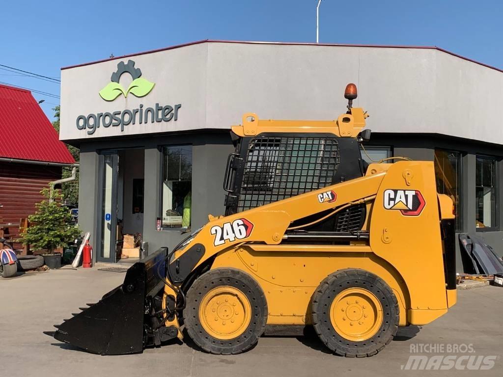 CAT 246 Krautuvai su šoniniu pasukimu