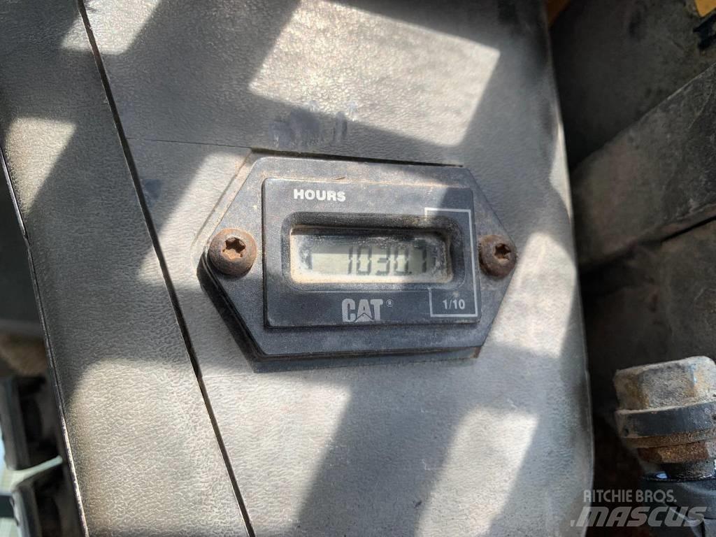 CAT 246 Krautuvai su šoniniu pasukimu