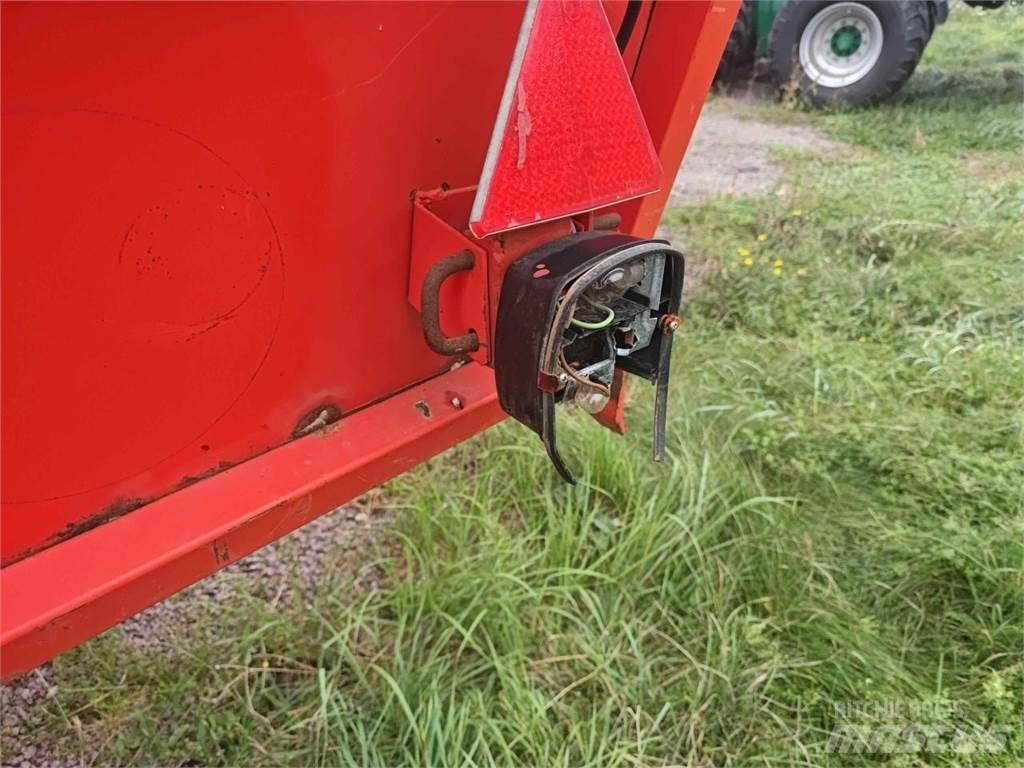 Deutz-Fahr E390 Savikrovės priekabos
