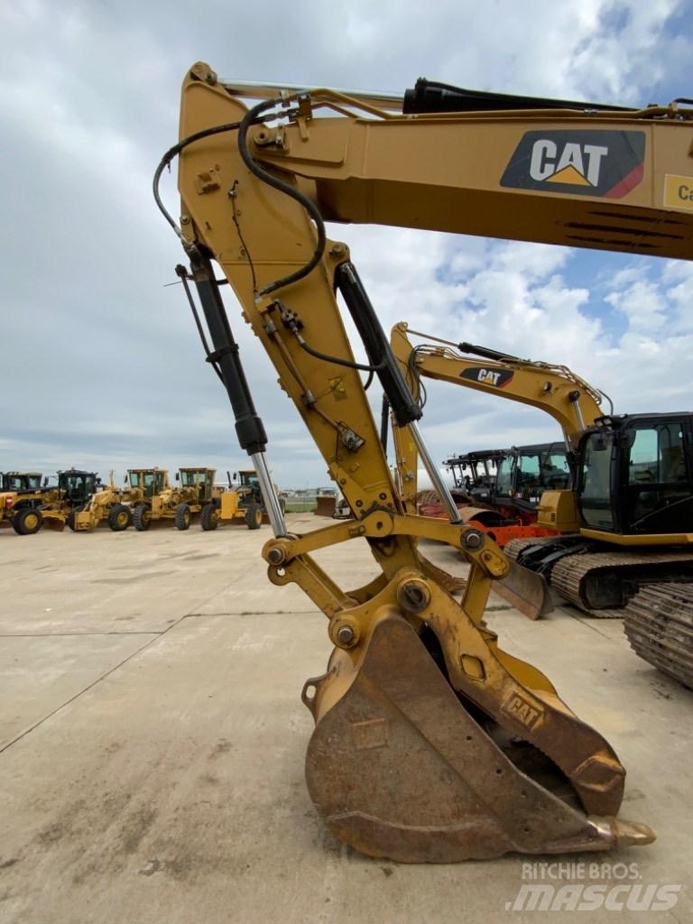 CAT 323 Vikšriniai ekskavatoriai