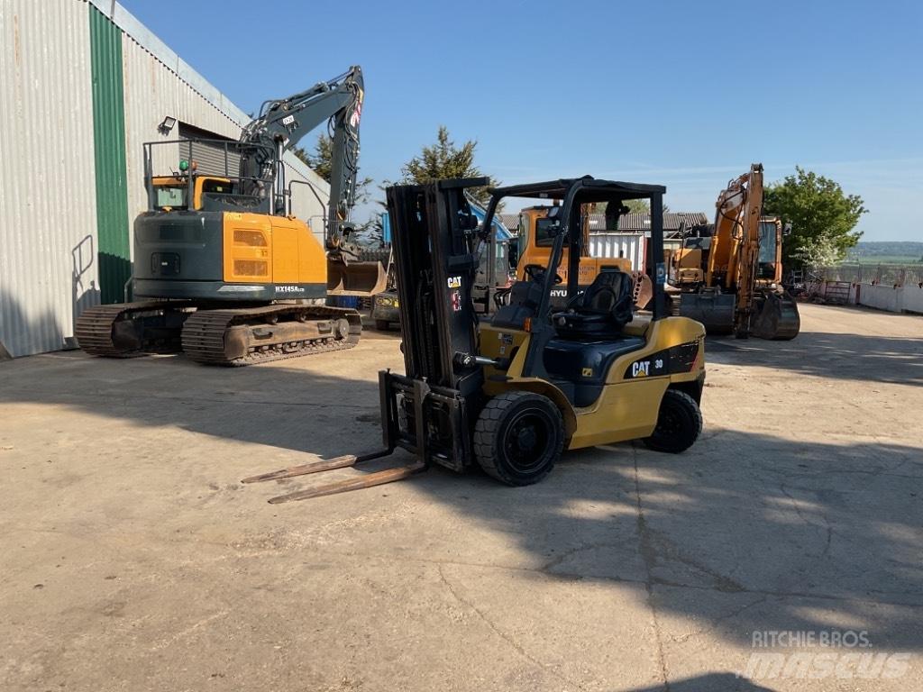 CAT DP30NT Dyzeliniai krautuvai