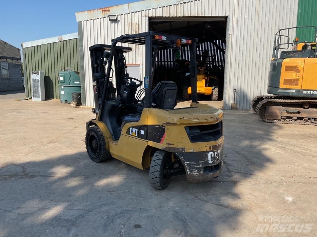 CAT DP30NT Dyzeliniai krautuvai