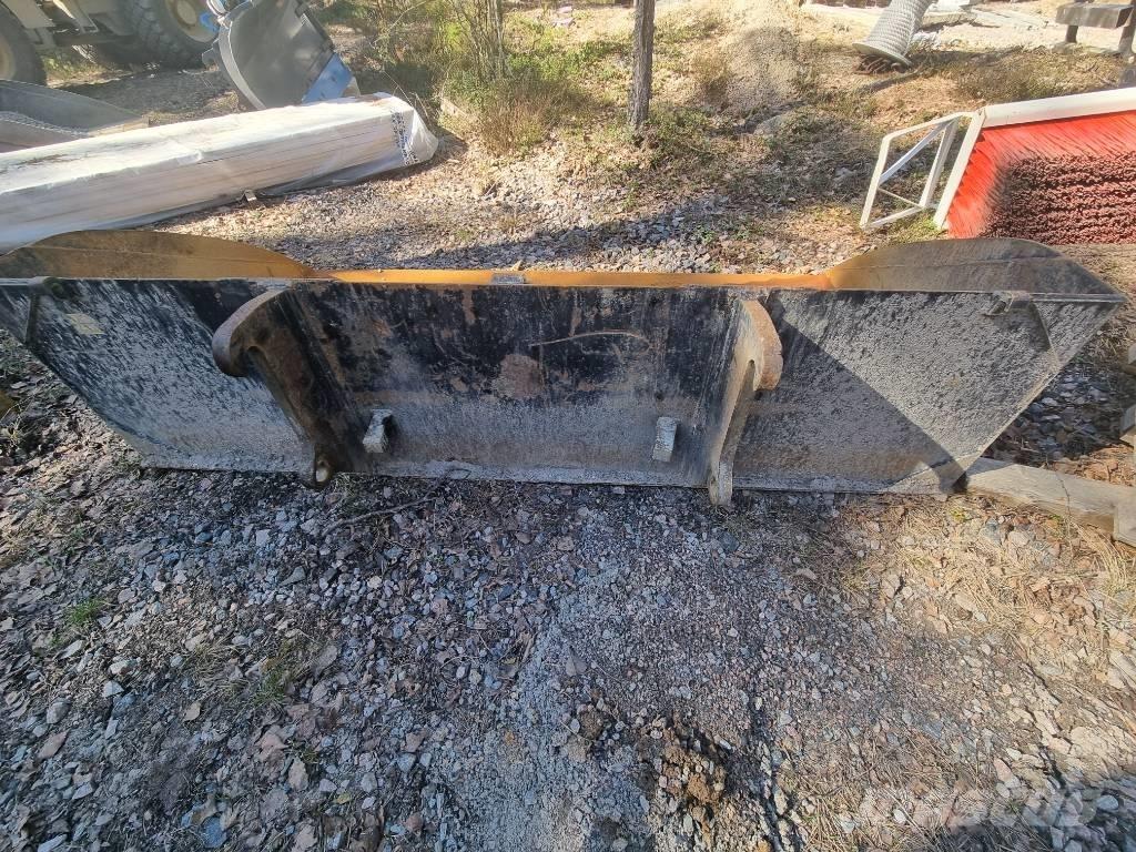 CAT 908M -2015 Naudoti ratiniai krautuvai