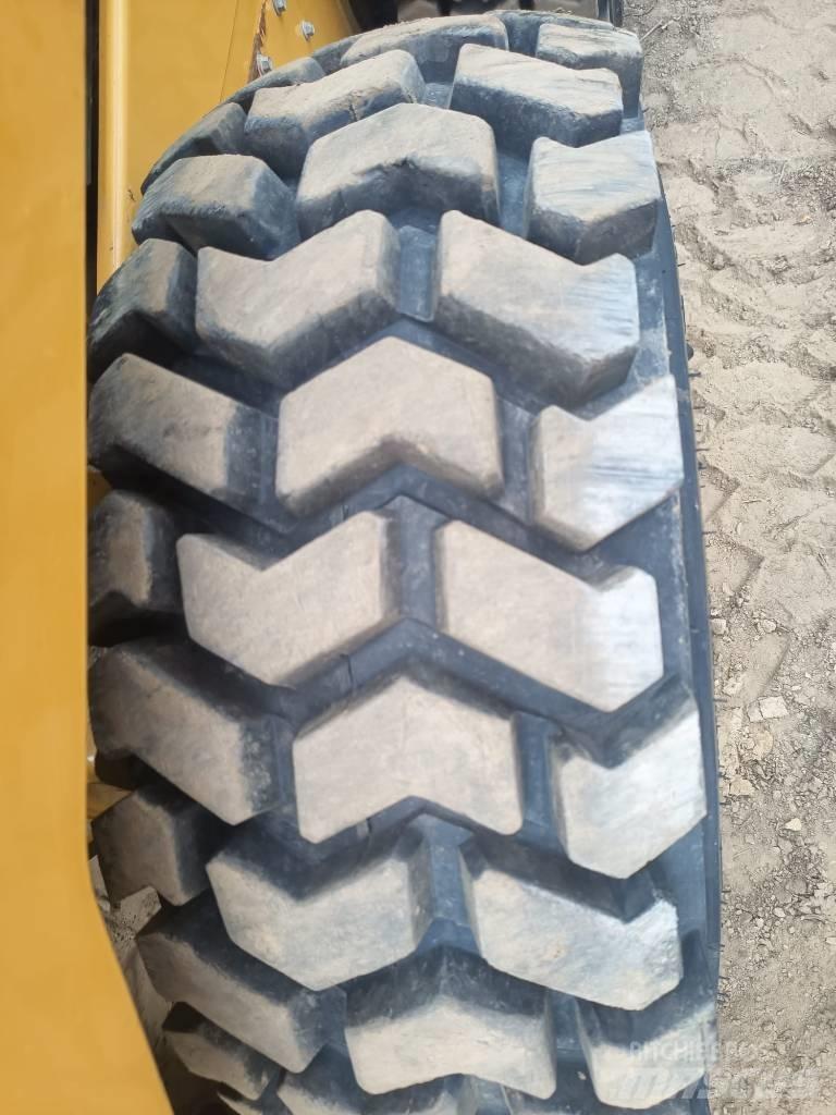 CAT 262 D XPS Krautuvai su šoniniu pasukimu