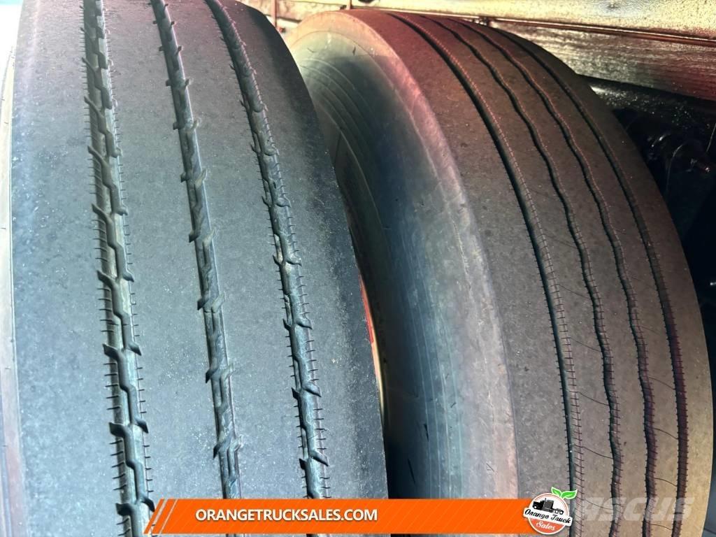 Freightliner M2 Sunkvežimiai su dengtu kėbulu