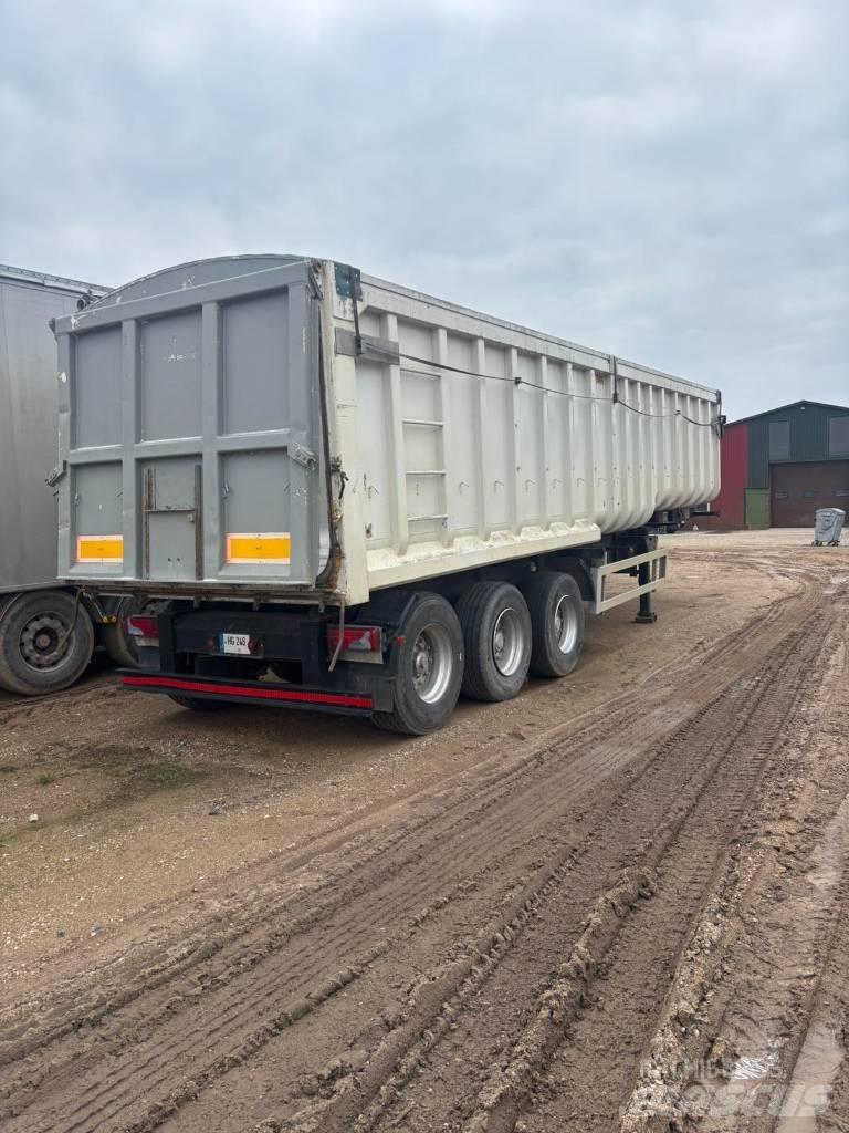 SDC Trailers LTD Tentinės puspriekabės