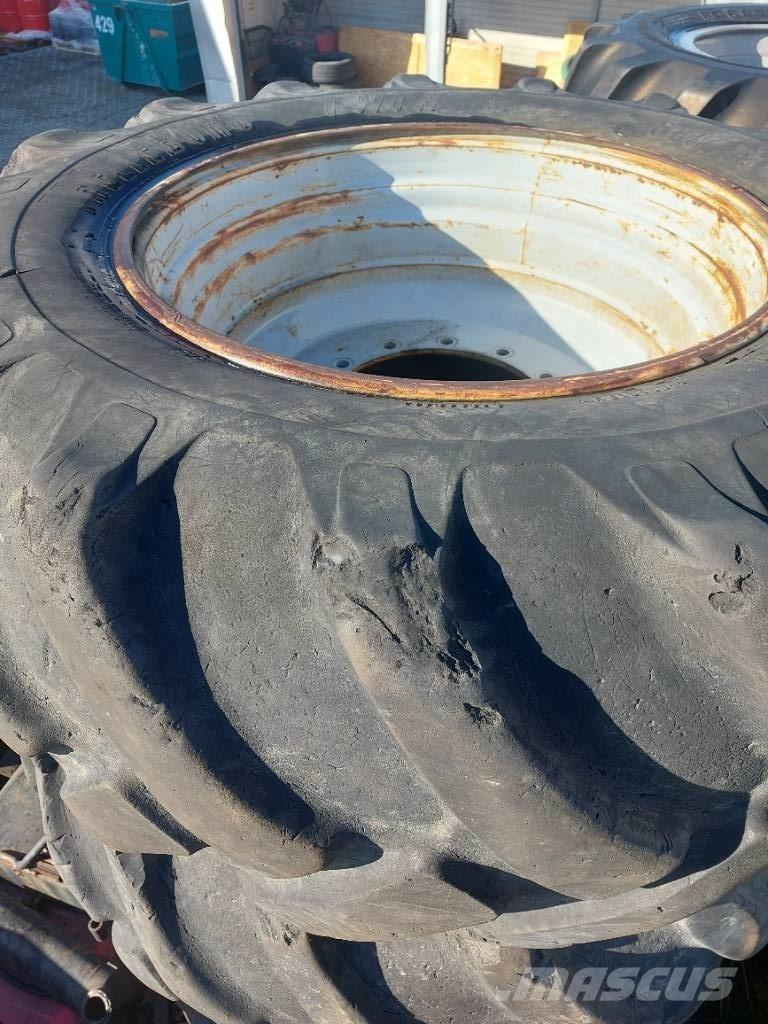 Komatsu 901 Padangos, ratai ir ratlankiai